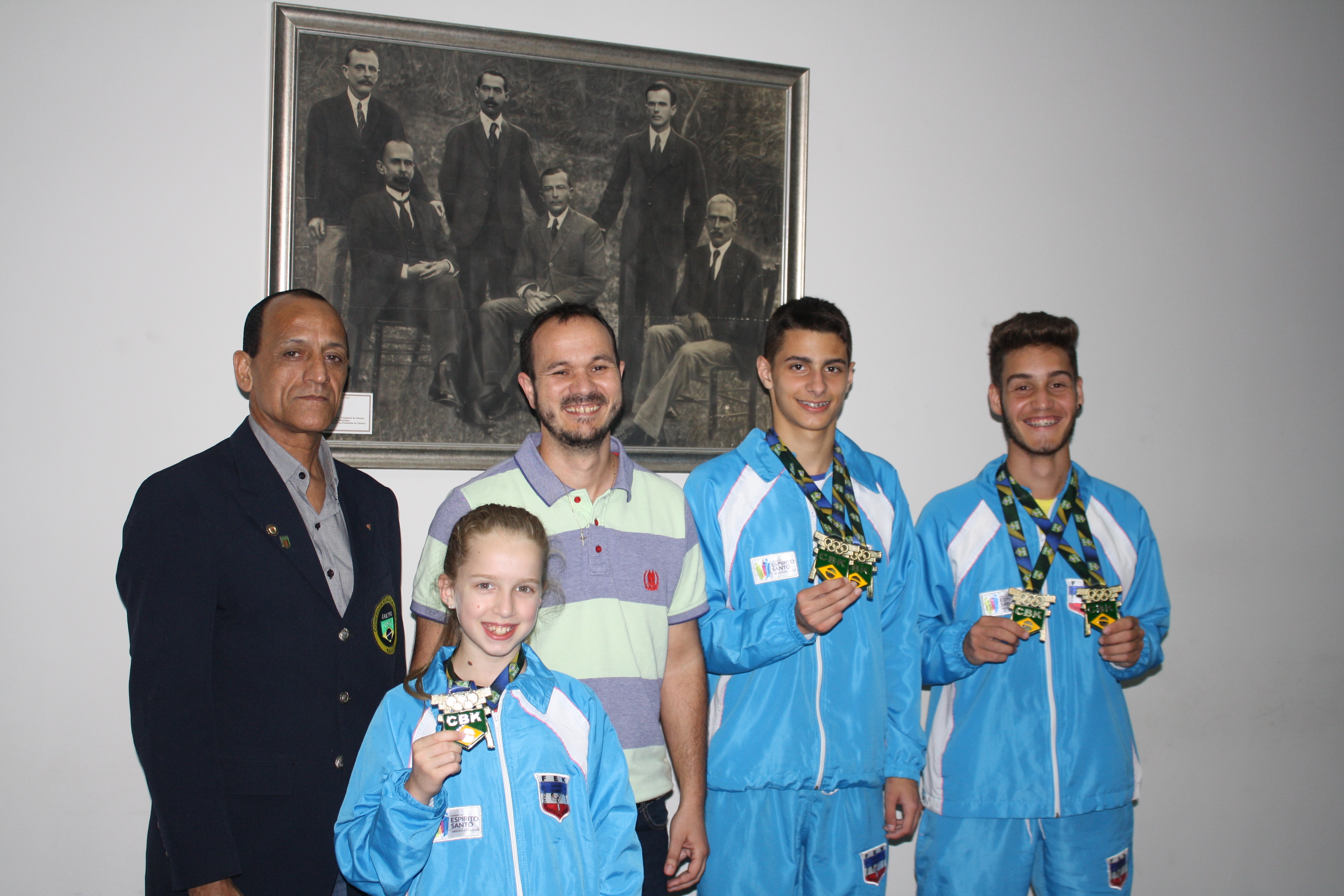 Competidores exibem medalha conquistada em Salvador - BA